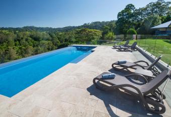 Mapleton Springs has Balcony rooms