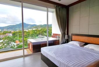 Q Kata Residence has rooms with a private hot tub