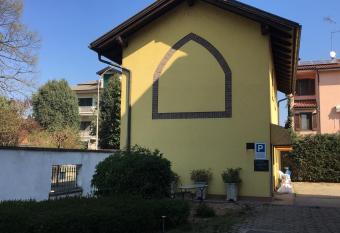 Hotel Il Pino allows 18 year olds to book a room