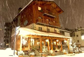 Hotel Mignon allows 18 year olds to book a room