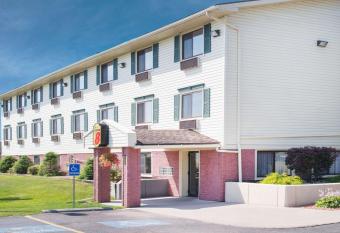 Super 8 by Wyndham Massena NY has Smoking rooms