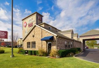 Best Western Plus Tulsa Inn & Suites has rooms with a private hot tub