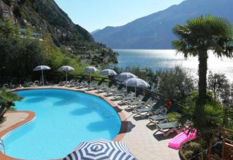 Hotel Augusta Garn   allows 18 year olds to book a room