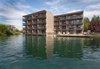 Lakeshore Inn has Balcony rooms