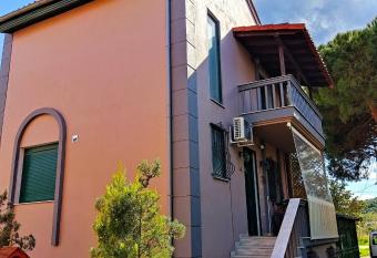 Alexandros Family House has Balcony rooms