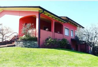 Villa Serena has Balcony rooms