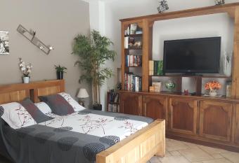 Chambre L Orchid  e allows 18 year olds to book a room