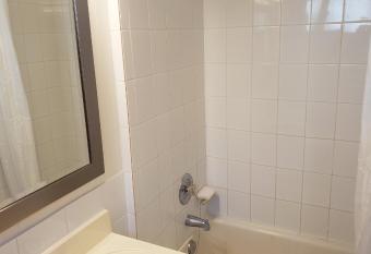 Wasaga Beach Inn And Cottages allows 18 year olds to book a room