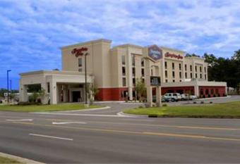 Hampton Inn Washington has rooms with a private hot tub