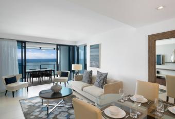 Peppers Soul Surfers Paradise has rooms with a private hot tub