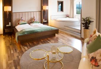 Hotel-Restaurant H  upl has rooms with a private hot tub