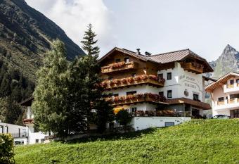 Pension Bergfried allows 18 year olds to book a room