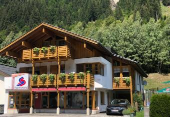 AlpinAppartements St  ckl allows 18 year olds to book a room