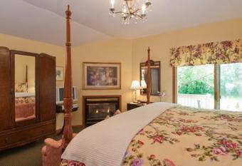 Inn at Ellis River has rooms with a private hot tub