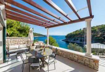Brac Stone Beach Villa with Jacuzzi has Balcony rooms
