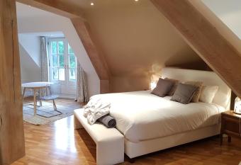 La Bergerie de Lives has rooms with a private hot tub