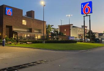 Motel 6 Oklahoma City Ok Fairgrounds West has Smoking rooms