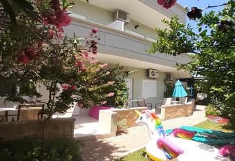 Marianna Apartments has rooms with a private hot tub