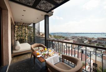 Georges Hotel Galata allows 18 year olds to book a room