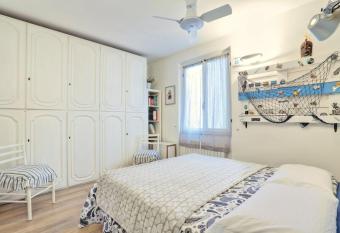 Da U Gidela allows 18 year olds to book a room