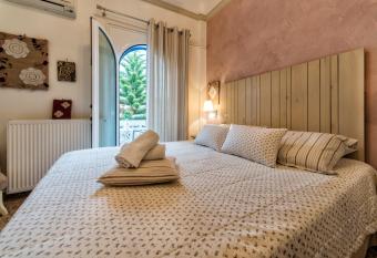 Argyro Rent Rooms has Balcony rooms