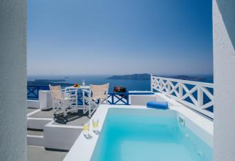 Annio Santorini has rooms with a private hot tub