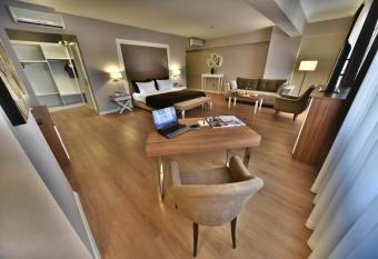 North Point Hotel has rooms with a private hot tub