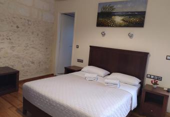 Sea Front Old Town has Balcony rooms