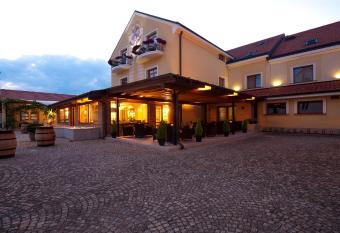 Hotel Princess allows 18 year olds to book a room