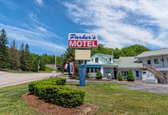 Parker's Motel has Balcony rooms