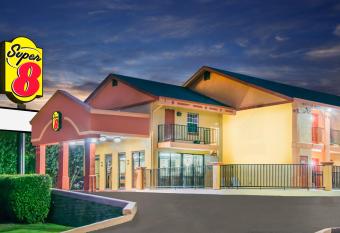 Super 8 by Wyndham Tulsa/Arpt/St Fairgrounds allows 18 year olds to book a room