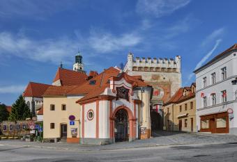 Apartm  n u Br  ny allows 18 year olds to book a room