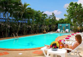 Pongphen Guesthouse - SHA Plus Certified has Balcony rooms