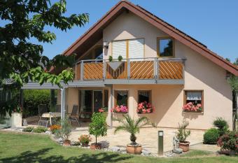 Ferienwohnung Herrnberg allows 18 year olds to book a room