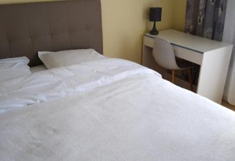 chez Myla chambre avec tv   cran plat et salle de bain privative allows 18 year olds to book a room