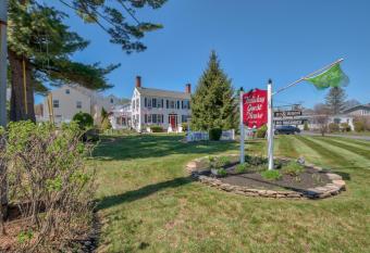 Holiday Guest House Bed & Breakfast allows 18 year olds to book a room