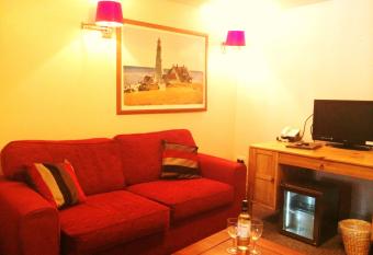 The Gardeners Country Inn has rooms with a private hot tub