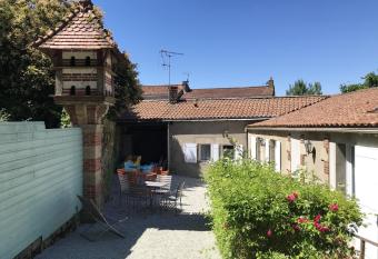 Studio avec piscine partagee jacuzzi et jardin clos a La Gaubretiere has rooms with a private hot tub