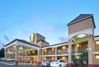 Super 8 by Wyndham Pearl/Jackson/East has Smoking rooms