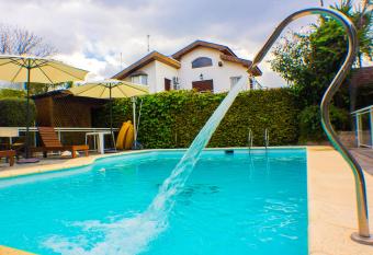 Bernie s Bed & Breakfast , A 3 KILOMETROS DEL AEROP EZEIZA, VAN ,IN-OUT, FREE EZEIZA AIRPORT allows 18 year olds to book a room