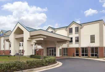 Days Inn & Suites by Wyndham Ridgeland has Smoking rooms