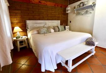 Iztak - Xamikal allows 18 year olds to book a room