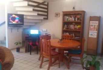 Chambre Chez l habitant    5mn de l a  roport allows 18 year olds to book a room