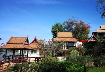 Ayutthaya Garden River Home has Balcony rooms