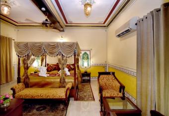 Chokhi Dhani - The Ethnic 5-star Deluxe Resort- Jaipur has rooms with a private hot tub