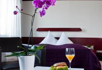 Hotel Neuer Karlshof allows 18 year olds to book a room