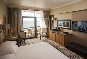 Beverly Hills has Smoking/Balcony rooms