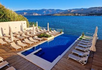 Hotel Plaza has Balcony rooms