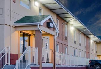 Super 8 by Wyndham Allentown has Smoking rooms