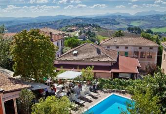 Hotel La Palomba has rooms with a private hot tub